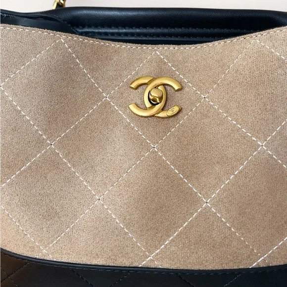 Elegant Black and Tan Quilted Women's Bag - Picture 3 of 4